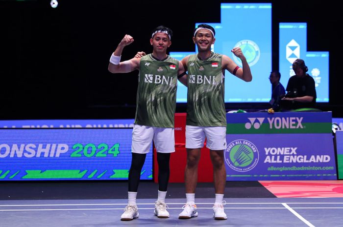 Pasangan ganda putra Indonesia, Fajar Alfian/Muhammad Rian Ardianto, berpose setelah memastikan tiket final pada All England Open 2024 di Utilita Arena Birmingham, Inggris, Sabtu (16/3/2024).