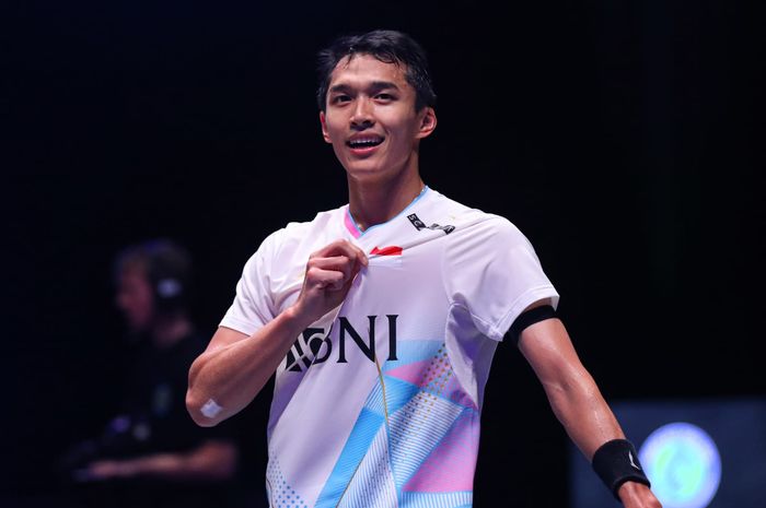 Pebulu tangkis tunggal putra Indonesia, Jonatan Christie, melakukan selebrasi setelah memastikan tiket final All England Open 2024 di Utilita Arena, Birmingham, Inggris, Sabtu (16/3/2024).