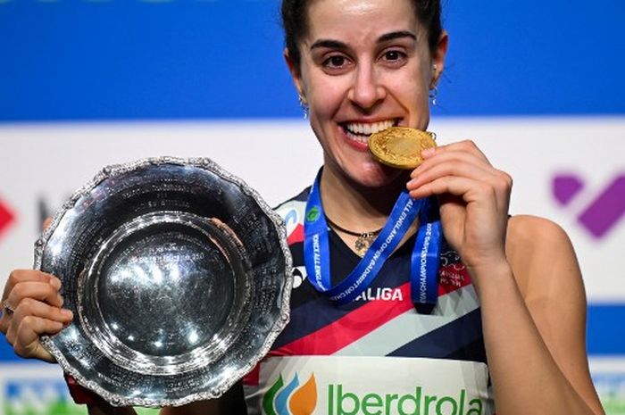 Pebulu tangkis tunggal putri Spanyol, Carolina Marin,  berpose di podium usai menjadi juara All England Open 2024 di Utilita Arena, Birmingham, Inggris, Minggu (27/3/2024).