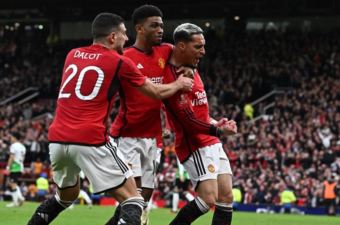 Antony (kanan) merayakan gol untuk Man United ke gawang Liverpool dalam partai Piala FA di Old Trafford (17/3/2024).