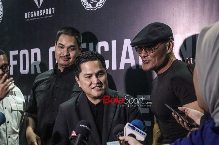 Menteri Pemuda dan Olahraga Republik Indonesia, Dito Ariotedjo (kiri) dan Ketua Umum PSSI, Erick Thohir (tengah) sedang memberikan keterangan kepada awak media di Bengkel Space, SCBD, Jakarta Pusat, Senin (18/3/2024). 