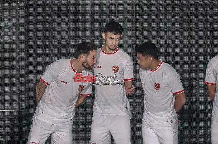 (Kiri ke kanan) Marc Klok, Rafael Struick, dan Asnawi Mangkualam sedang tampil cat walk dalam peluncuran jersey baru timnas Indonesia di Bengkel Space, SCBD, Jakarta Pusat, Senin (18/3/2024). 