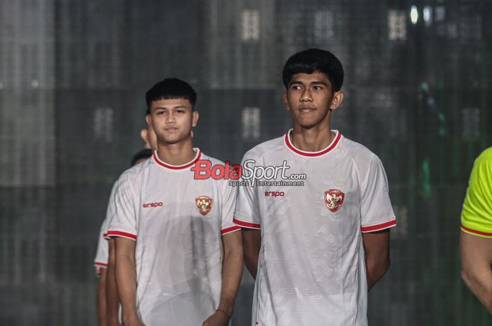 Rahmat Syawal (kanan) dan Hokky Caraka (kiri) dalam peluncuran jersey baru timnas Indonesia di Bengkel Space, SCBD, Jakarta Pusat, Senin (18/3/2024). 