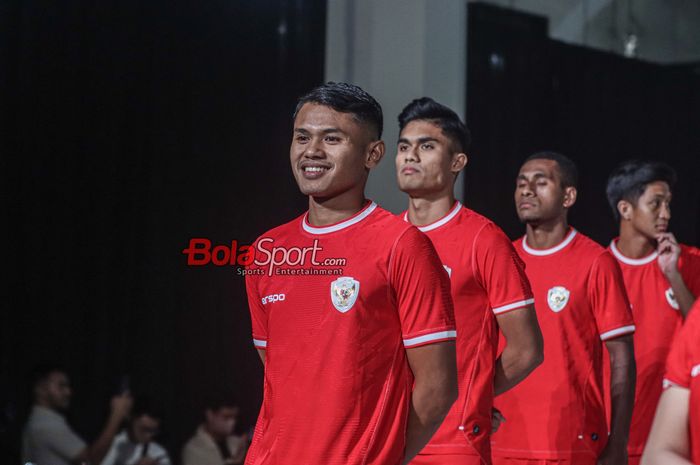 Dimas Drajad sedang tampil cat walk dalam peluncuran jersey baru timnas Indonesia di Bengkel Space, SCBD, Jakarta Pusat, Senin (18/3/2024). 