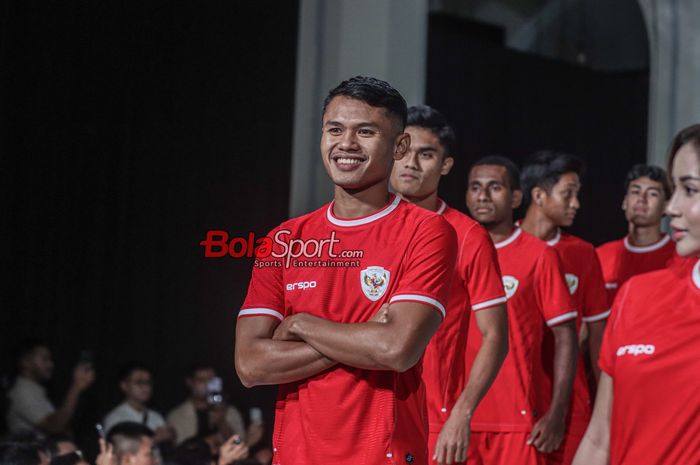 Dimas Drajad sedang tampil cat walk dalam peluncuran jersey baru timnas Indonesia di Bengkel Space, SCBD, Jakarta Pusat, Senin (18/3/2024). 