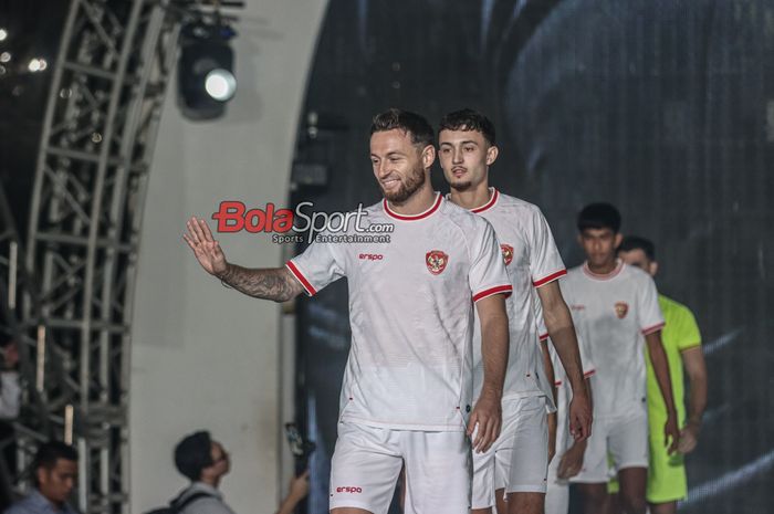 Marc Klok sedang tampil cat walk dalam peluncuran jersey baru timnas Indonesia di Bengkel Space, SCBD, Jakarta Pusat, Senin (18/3/2024). 