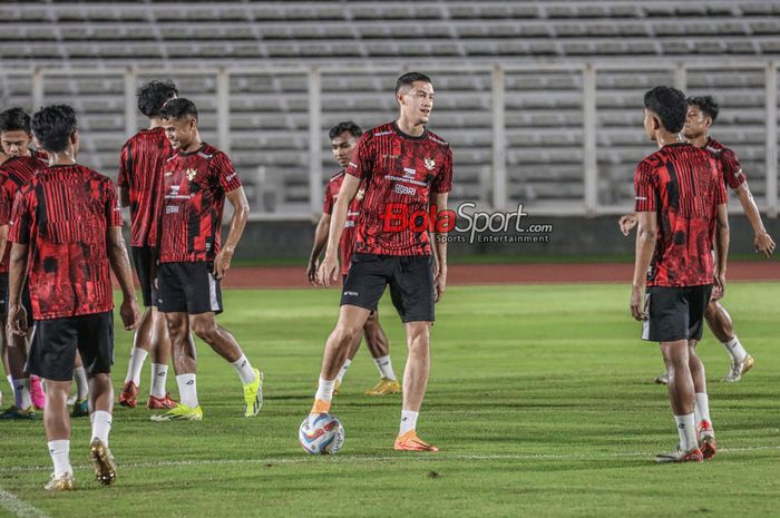 Jay Idzes sedang berlatih bersama timnas Indonesia di Stadion Madya, Senayan, Jakarta, Senin (18/1/2024) malam. Idzes bakal memiliki pelatih baru di Venezia setelah promosi ke Liga Italia Serie A.