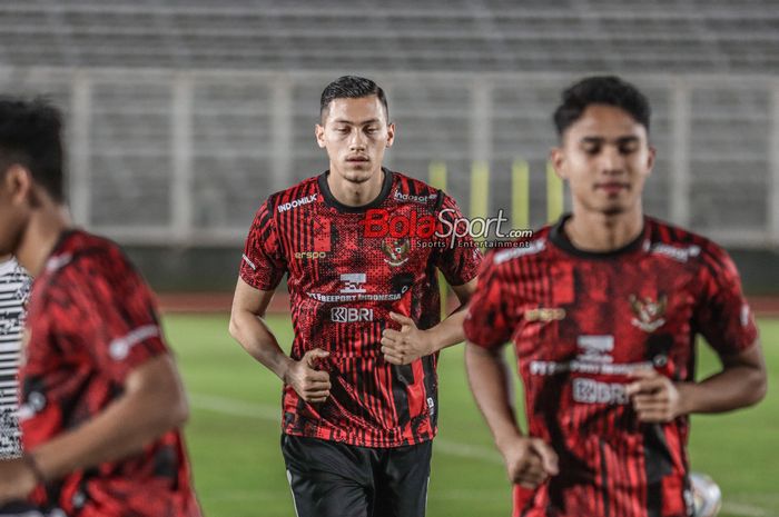 Jay Idzes sedang berlatih bersama timnas Indonesia di Stadion Madya, Senayan, Jakarta, Senin (18/1/2024) malam.