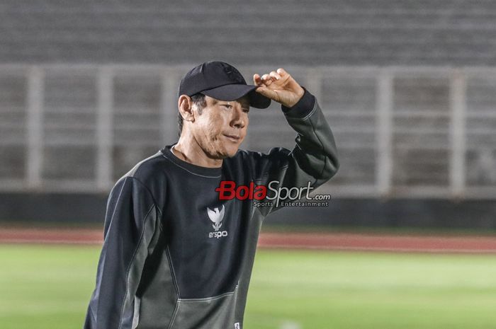 Pelatih timnas Indonesia, Shin Tae-yong, sedang memantau para pemainnya berlatih di Stadion Madya, Senayan, Jakarta, Senin (18/1/2024) malam.