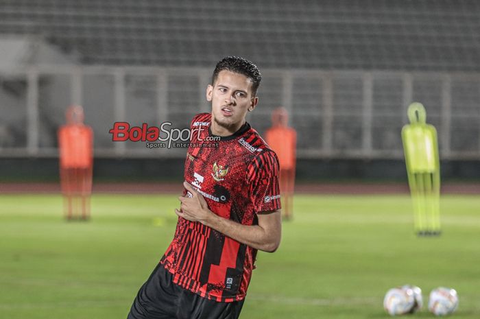 Justin Hubner saat berlatih bersama timnas Indonesia di Stadion Madya, Senayan, Jakarta, Senin (18/1/2024) malam.