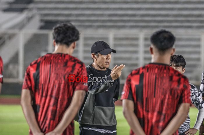 Pelatih timnas Indonesia, Shin Tae-yong, sedang memberikan intruksi kepada para pemainnya di Stadion Madya, Senayan, Jakarta, Senin (18/1/2024) malam.