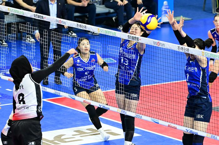 Middle blocker Hwaseong IBK Altos, Choi Jeong-min (no 13) melakukan upaya blok serangan Megawati Hangestri Pertiwi pada laga kontra Daejeon JungKwanJang Red Sparks, Minggu, 17 Marer 2024