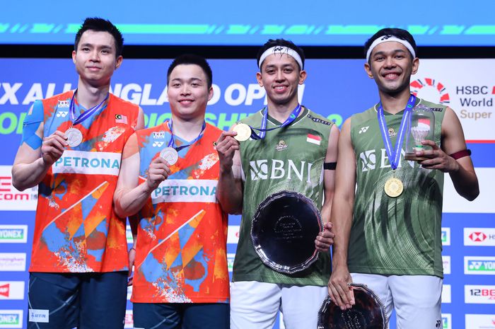 (Ki-Ka) Ganda putra Malaysia, Soh Wooi Yik dan Aaron Chia, bersama ganda putra Indonesia, Fajar Alfian/Muhammad Rian Ardianto, berpose di atas podium setelah pertandingan final All England Open 2024 di Birmingham, Inggris, 17 Maret 2024.