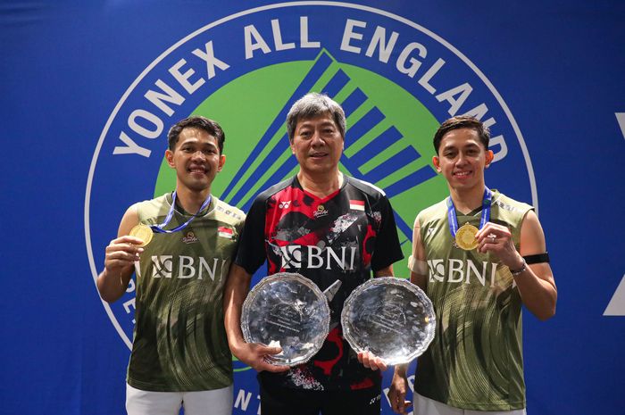 (Ki-Ka) Pemain ganda putra Fajar Alfian, pelatih Aryono Miranat, dan Muhammad Rian Ardianto berpose dengan medali dan piala setelah memenangi final All England Open 2024 di Birmingham, Inggris, 17 Maret 2024.