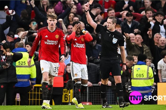 Amad Diallo mendapatkan kartu merah usai mencetak gol penentu kemenangan Man United atas Liverpool pada perempat final Piala FA di Old Trafford (17/3/2024).