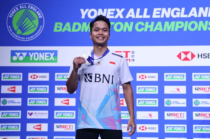 Pebulu tangkis tunggal putra Indonesia, Anthony Sinisuka Ginting  berpose bersama di podium setelah final senegara All England 2024 di Utilita Arena, Birmingham, Inggris, Minggu (17/3/2024).