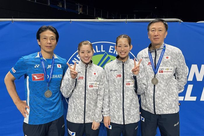 Ganda putri Jepang, Nami Matsuyama/Chiharu Shida, berpose bersama pelatih usai keluar sebagai runner-up All England Open 2024