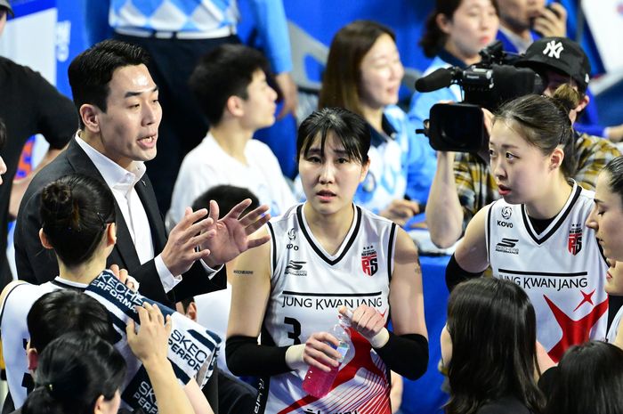 Pelatih Daejeon JungKwanJang Red Sparks, Ko Hee-jin memberikan arahan kepada anak asuhnya, Yeum Hye-seon, Park Eun-in, Giovanna Milana