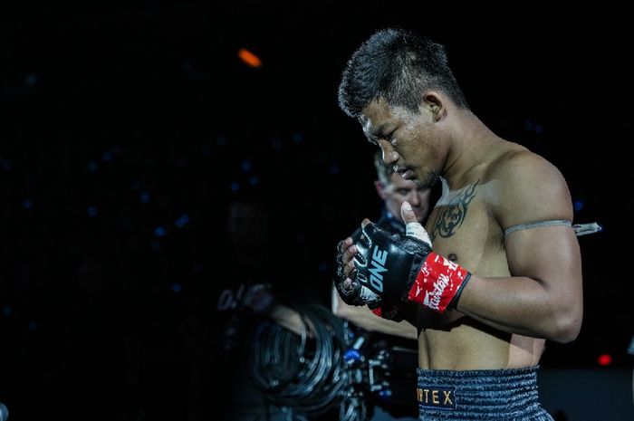 Juara kelas terbang Muay Thai ONE Championship, Rodtang Jitmuangnon, merayakan Ramadan kedua setelah menjadi Muslim.