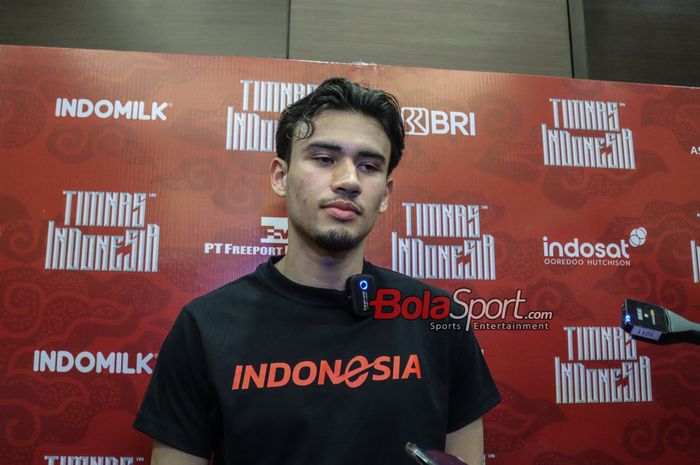 Pemain Timnas Indonesia Nathan Tjoe-A-On sedang memberikan keterangan kepada awak