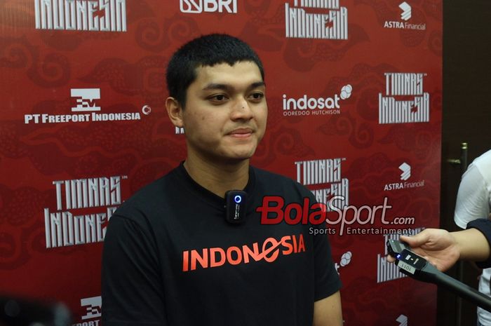 Kiper timnas Indonesia, Adi Satryo, sedang memberikan keterangan kepada awak media di Hotel Fairmont, Senayan, Jakarta, Selasa (19/3/2024).