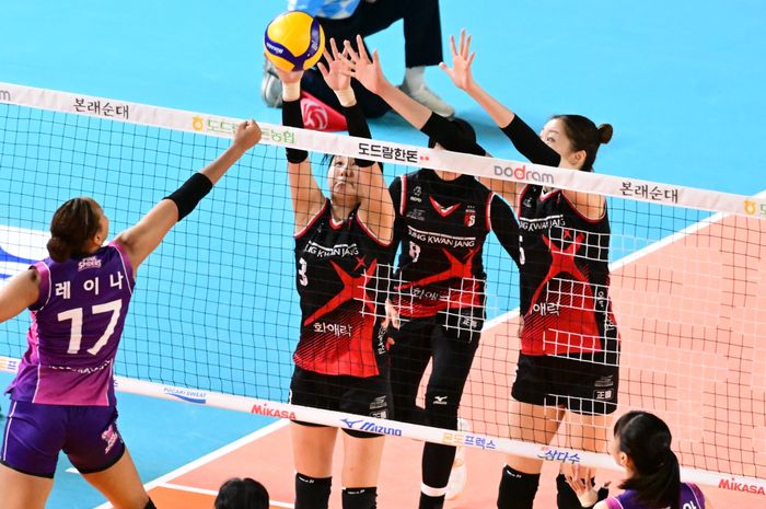 Outside hitter Incheon Heungkuk Life Pink Spiders, Reina Tokoku diadang Yeum Hye-seon dan Park Eun-jin pada laga kontra Daejeon JungKwanJang Red Sparks, dalam musim reguler Liga Voli Korea, 24 Februari 2024