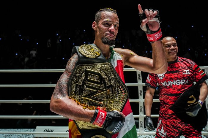 Juara kelas ringan kickboxing dan Muay Thai ONE Championship, Regin Eersel.