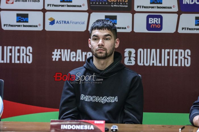 Pemain timnas Indonesia, Sandy Walsh, sedang memberikan keterangan kepada awak media di Media Center Stadion Utama Gelora Bung Karno, Senayan, Jakarta, Rabu (20/3/2024) siang.