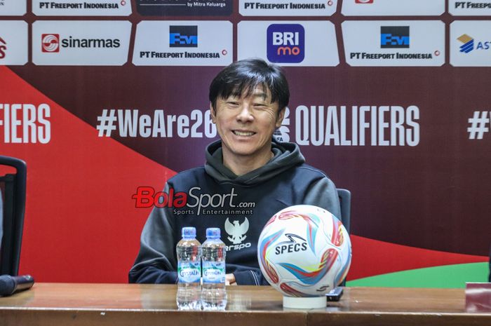 Pelatih timnas Indonesia, Shin Tae-yong, sempat tersenyum tertawa saat sedang memberikan keterangan kepada awak media di Media Center Stadion Utama Gelora Bung Karno, Senayan, Jakarta, Rabu (20/3/2024) siang.