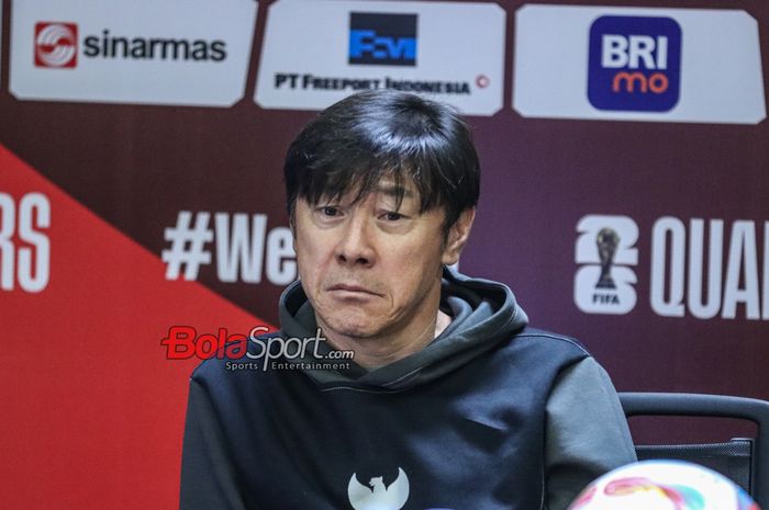 Pelatih timnas Indonesia, Shin Tae-yong, sedang memberikan keterangan kepada awak media di Media Center Stadion Utama Gelora Bung Karno, Senayan, Jakarta, Rabu (20/3/2024) siang.