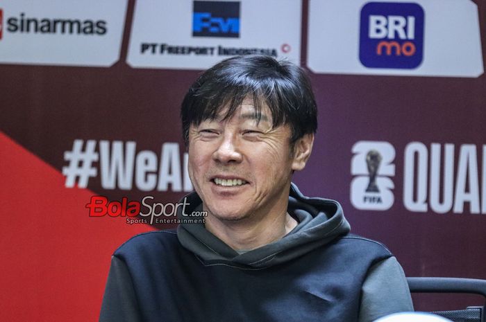 Pelatih timnas Indonesia, Shin Tae-yong, sempat tersenyum tertawa saat sedang memberikan keterangan kepada awak media di Media Center Stadion Utama Gelora Bung Karno, Senayan, Jakarta, Rabu (20/3/2024) siang.