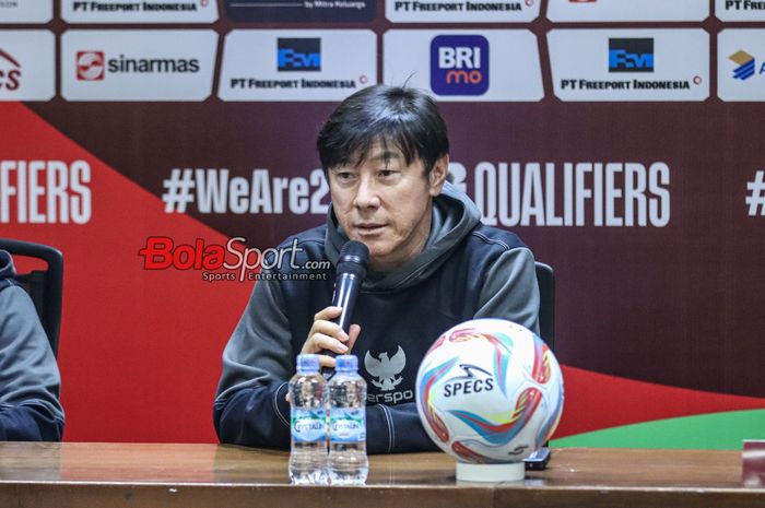 Pelatih timnas Indonesia, Shin Tae-yong, sedang memberikan keterangan kepada awak media di Media Center Stadion Utama Gelora Bung Karno, Senayan, Jakarta, Rabu (20/3/2024) siang.