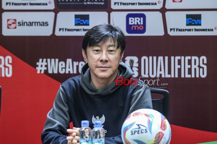 Pelatih timnas Indonesia, Shin Tae-yong, sedang memberikan keterangan kepada awak media di Media Center Stadion Utama Gelora Bung Karno, Senayan, Jakarta, Rabu (20/3/2024) siang.