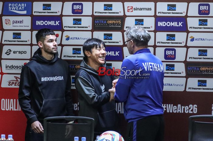 Pelatih timnas Indonesia, Shin Tae-yong (tengah) dan ditemani pemainnya bernama Sandy Walsh (kiri) saat bertemu Philippe Troussier (kanan) selaku Juru Taktik Timnas Vietnam dalam sesi jumpa pers di Media Center Stadion Utama Gelora Bung Karno, Senayan, Jakarta, Rabu (20/3/2024) siang.