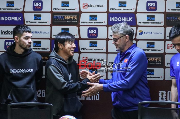 Pelatih timnas Indonesia, Shin Tae-yong (tengah) dan ditemani pemainnya bernama Sandy Walsh (kiri) saat bertemu Philippe Troussier (kanan) selaku Juru Taktik Timnas Vietnam dalam sesi jumpa pers di Media Center Stadion Utama Gelora Bung Karno, Senayan, Jakarta, Rabu (20/3/2024) siang.