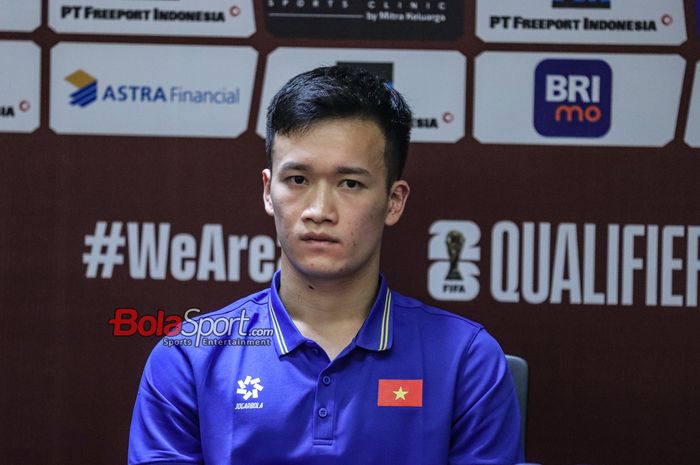 Pemain timnas Vietnam, Nguyen Hoang Duc, sedang memberikan keterangan kepada awak media di Media Center Stadion Utama Gelora Bung Karno, Senayan, Jakarta, Rabu (20/3/2024) siang.