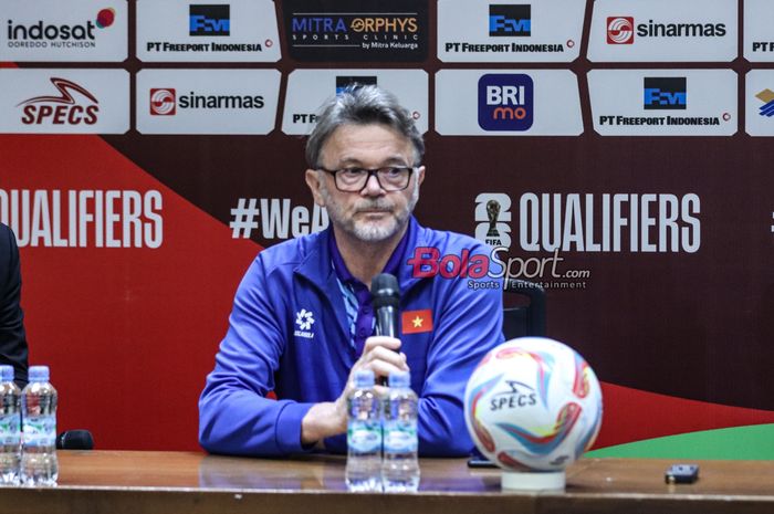 Mentan pelatih Timnas Vietnam, Philippe Troussier, saat memberikan keterangan kepada awak media di Media Center Stadion Utama Gelora Bung Karno, Senayan, Jakarta, Rabu (20/3/2024) siang.