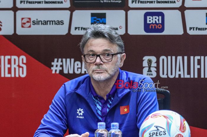 Pelatih timnas Vietnam, Philippe Troussier, sedang memberikan keterangan kepada awak media di Media Center Stadion Utama Gelora Bung Karno, Senayan, Jakarta, Rabu (20/3/2024) siang.