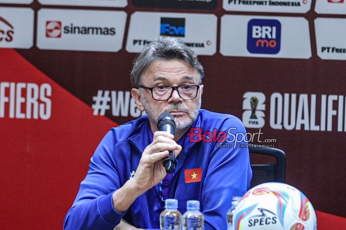 Pelatih timnas Vietnam, Philippe Troussier, sedang memberikan keterangan kepada awak media di Media Center Stadion Utama Gelora Bung Karno, Senayan, Jakarta, Rabu (20/3/2024) siang.