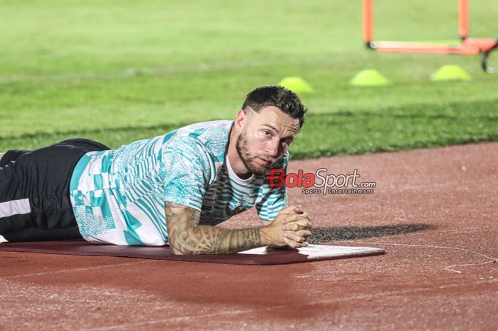 Marc Klok tampak berlatih terpisah saat latihan timnas Indonesia di Stadion Madya, Senayan, Jakarta, Rabu (20/3/2024) malam.