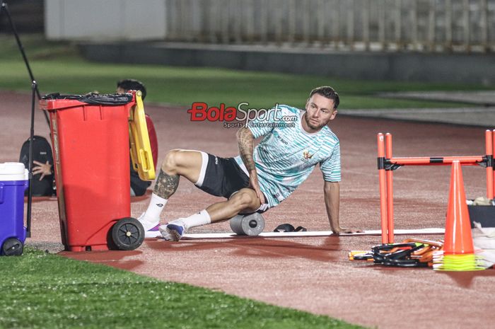 Marc Klok tampak berlatih terpisah saat latihan timnas Indonesia di Stadion Madya, Senayan, Jakarta, Rabu (20/3/2024) malam.