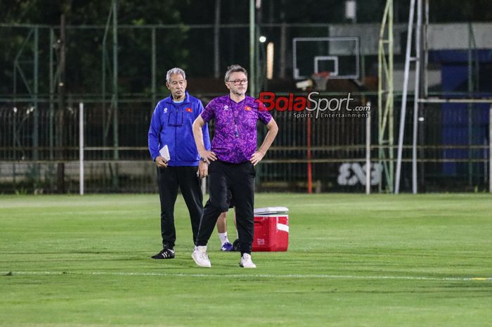 Pelatih timnas Vietnam, Philippe Troussier (kanan), sedang memantau para pemainnya berlatih di Stadion Madya, Senayan, Jakarta, Rabu (20/3/2024) malam.