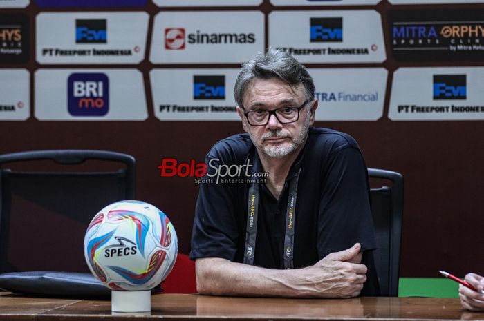 Pelatih timnas Vietnam, Philippe Troussier, saat hadir dalam sesi jumpa pers di Stadion Utama Gelora Bung Karno, Senayan, Jakarta, Kamis (21/3/2024).