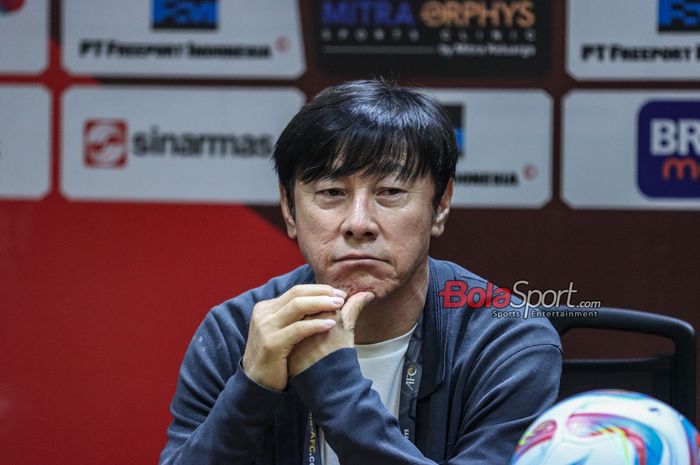 Pelatih timnas Indonesia, Shin Tae-yong, saat hadir dalam sesi jumpa pers di Stadion Utama Gelora Bung Karno, Senayan, Jakarta, Kamis (21/3/2024).