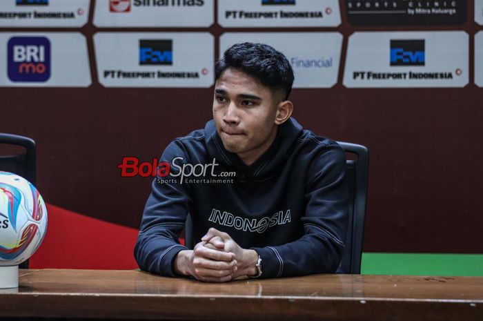 Pemain timnas Indonesia, Marselino Ferdinan, saat hadir dalam sesi jumpa pers di Stadion Utama Gelora Bung Karno, Senayan, Jakarta, Kamis (21/3/2024).