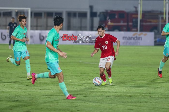 Arlyansyah Abdulmanan (kanan) sedang menguasai bola dalam laga uji coba timnas U-20 Indonesia versus timnas U-20 China di Stadion Madya, Senayan, Jakarta, Jumat (22/3/2024) malam.