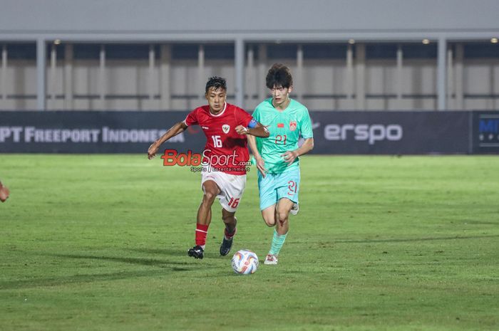 Dony Tri Pamungkas (kiri) sedang berduel merebut bola dengan Xia Zihao (kanan) dalam laga uji coba timnas U-20 Indonesia versus timnas U-20 China di Stadion Madya, Senayan, Jakarta, Jumat (22/3/2024) malam.