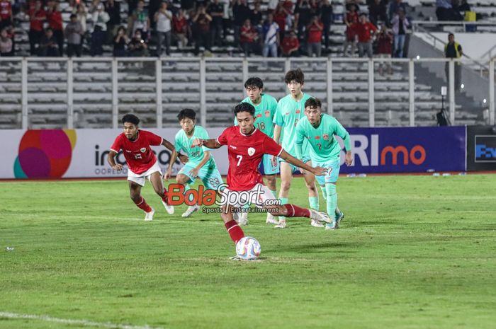 Figo Dennis (tengah) sedang menendang penalti dalam laga uji coba timnas U-20 Indonesia versus timnas U-20 China di Stadion Madya, Senayan, Jakarta, Jumat (22/3/2024) malam.