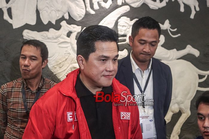 Ketua Umum PSSI, Erick Thohir, sedang memberikan keterangan kepada awak media di Stadion Madya, Senayan, Jakarta, Jumat (22/3/2024) malam.