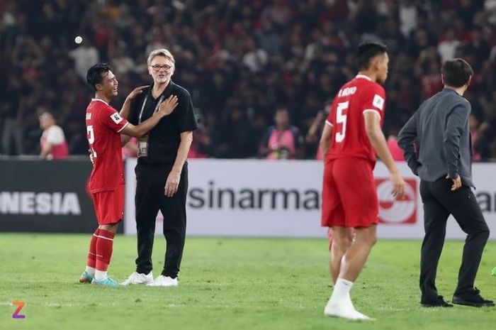 Philippe Troussier menghampiri Pratama Arhan usai pertandingan Timnas Indonesia versus Vietnam.